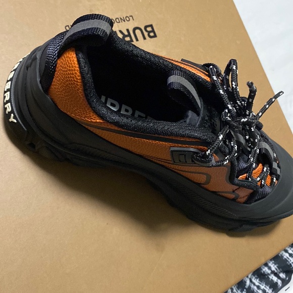Burberry shoes size 7 in men  never worn brand new - Picture 1 of 2